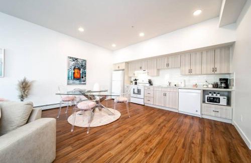 West Edmonton Apartment | Steamy Romantic Greek Corneer Suite King U/G Wifi