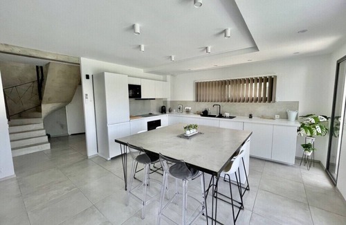 Weststadt House | Steinhaus, Privater Pool, Freier Blick