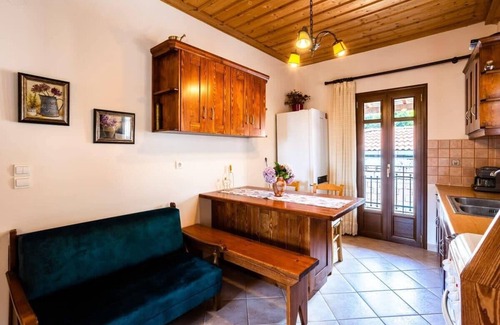 Trikolonoi Apartment | Stemnitsa Stone Residence - Comfy Mountain Getaway