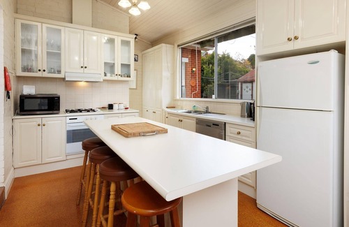 Albury House | Step Back in Time on Dean - Comfortable, central three bedroom home with lots of charm