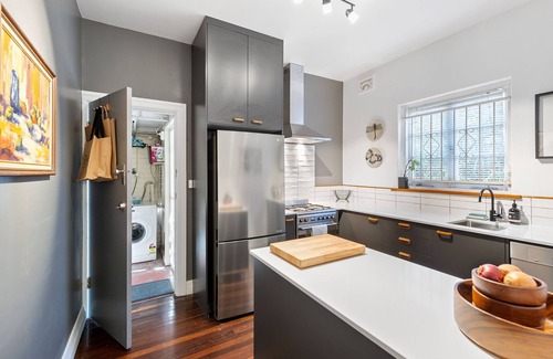 New Farm Apartment | Step Back into Style ~ 2Bed/1Bath/1Car ~ New Farm