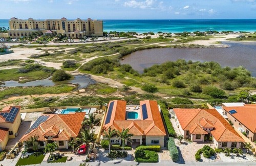 Noord Villa | Step inside this luxurious 4 bedroom, 4 bathroom Villa with unobstructed one of-a-kind sunset views