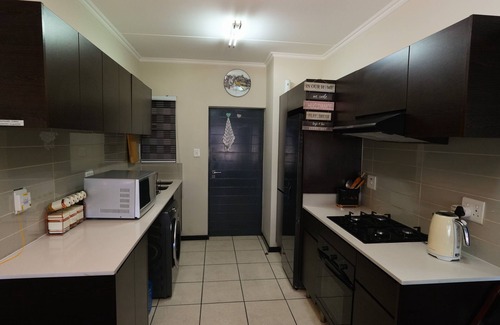 Greater Johannesburg Metropolitan Area Apartment | Step into Comfort where contemporary design meets warm hospitality!