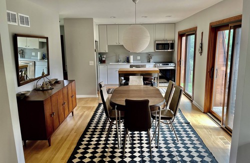 Glen Ellyn House | Step into the Past: Stylish 1970s Mid-Century VRBO for a Vintage Getaway!