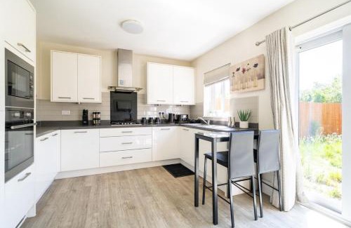 Newport Apartment | Step Into the Past, Stay for the Memories, Historic 3-Bed Home near Monmouth Castle, Sleeps 5, Parking & Wi-Fi