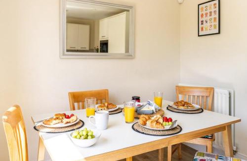 Newport Apartment | Step Into the Past, Stay for the Memories, Historic 3-Bed Home near Monmouth Castle, Sleeps 5, Parking & Wi-Fi