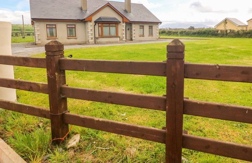 Milltown Cottage | STEPHEN'S COTTAGE, pet friendly in Killorglin, County Kerry