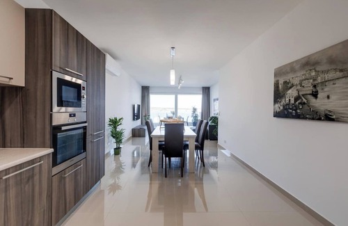 Għadira Apartment | 🌊 Steps from Mellieha Beach! Spacious 3BR apartment with terrace 🌴✨ Perfect for families, friends & business stays.