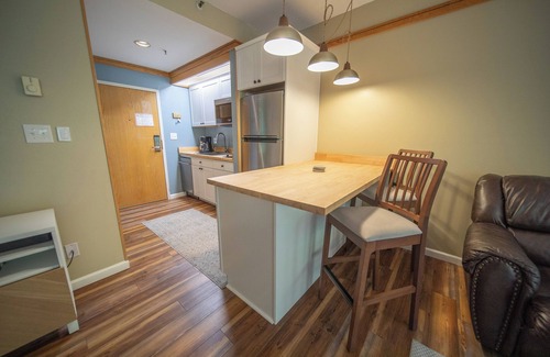 Mountain House Condo | Steps from Ski Slopes & Hot Tubs!