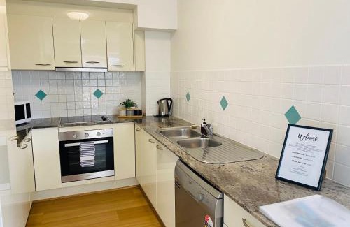 Mudjimba Apartment | Steps From The Beach 3br Apt FREE Wifi,Pool,Parking,Smart TV
