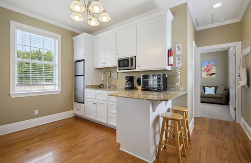 Pass Christian Cottage | Steps from the Sand! Walk to Park/TennisCourts/SplashPad/Restaurants/Marina.