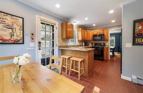 Newport House | Steps off Thames St | Center of Town 3BR/2BA
