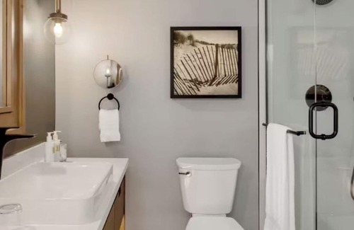 Goat Island Hotel | Steps to Adventure! Pool, Onsite Restaurant, Gym, Near Scenic Spots!