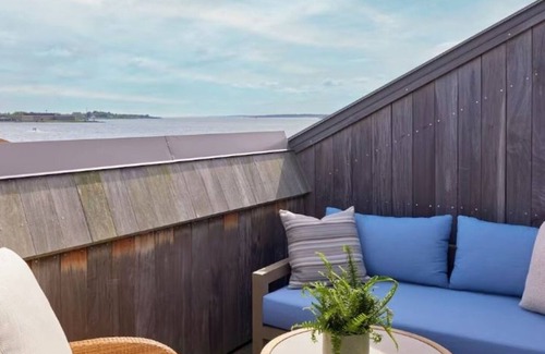 Goat Island Hotel | Steps to Adventure! Pool, Onsite Restaurant, Gym, Near Scenic Spots!
