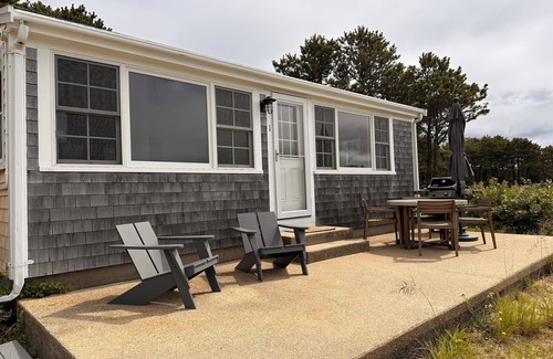 Indian Neck Heights Cottage | Steps to bayside beach