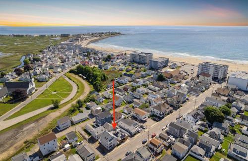 Hampton House | Steps to Beach Fireplace Pat's Porch