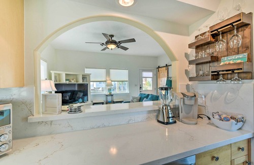 Galveston Cottage | Steps to Beach: Ocean-View Retreat in Galveston!