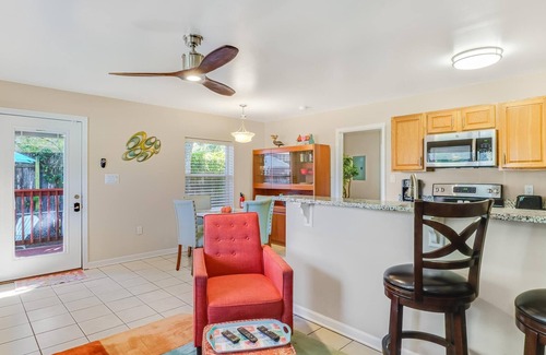Biloxi Cottage | Steps to Beach, Short drive to Casinos, Coliseum, & all Biloxi's entertainment!