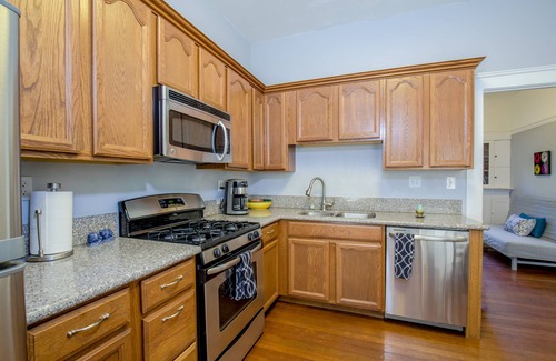 Golden Hill House | Steps to Broadway! Near Downtown, Zoo, Coronado, The Midway, SD BAY, NEW Jacuzzi, BBQ!