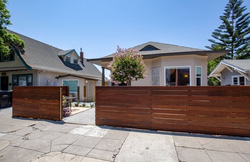 Golden Hill House | Steps to Broadway! Near Downtown, Zoo, Coronado, The Midway, SD BAY, NEW Jacuzzi, BBQ!