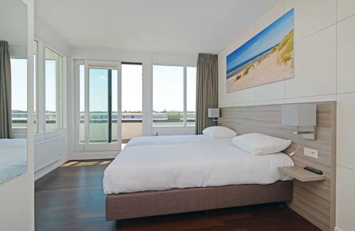 Monster Hotel | Steps to Coastal Trails — Free Parking, and Outdoor Adventures