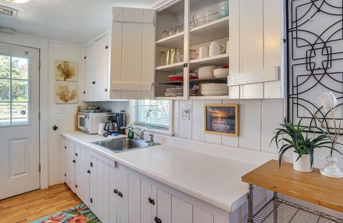 West Hyannisport Cottage | Steps to Eats & Craigville Beach! Cape Cod Cottage