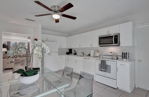 Hollywood House | Steps to Hardrock! Managed by BNR Vacation Rentals
