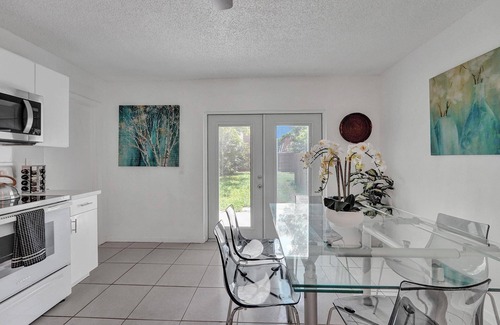 Hollywood House | Steps to Hardrock! Managed by BNR Vacation Rentals