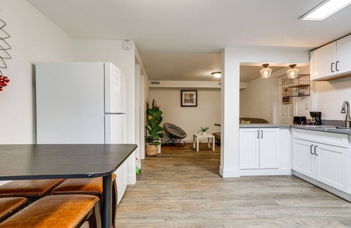 Viewpoint Apartment | Steps to Idylwood Park Beach: Redmond Retreat!