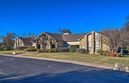 Granbury Cottage | Steps to Lake! Charming Cabin: Pool Access & Decks