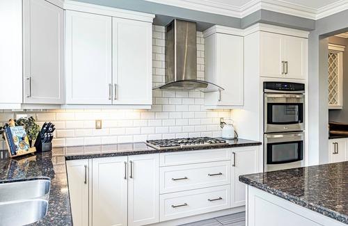 Barrie House | Steps to lake In Barrie w/Pool & hot tub - Perfect for Families!