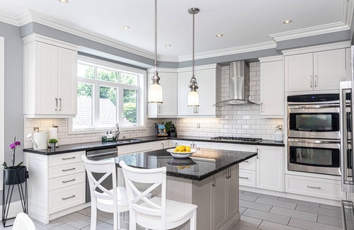 Barrie House | Steps to lake In Barrie w/Pool & hot tub - Perfect for Families!