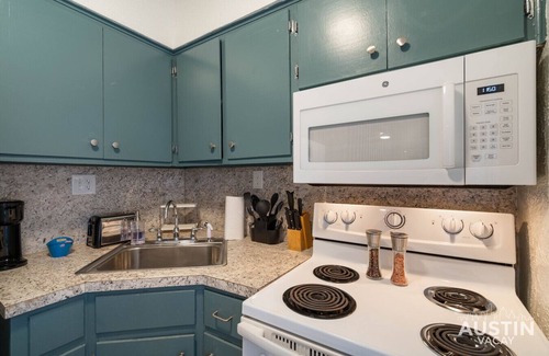 Volente Cabin | Steps to Lake Travis ✦ Waterpark, Slides & Pools ✦ Patio, Firepit & Grill