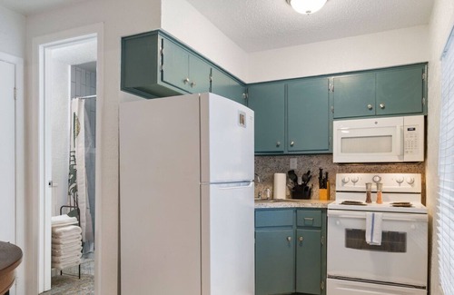 Volente Cabin | Steps to Lake Travis ✦ Waterpark, Slides & Pools ✦ Patio, Firepit & Grill