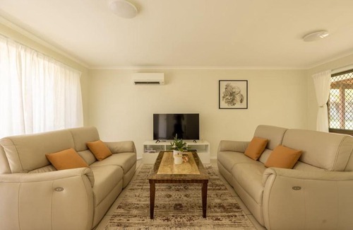 Sunnybank House | Steps to Mall and Transport 3Beds Vibrance at Sunnybank