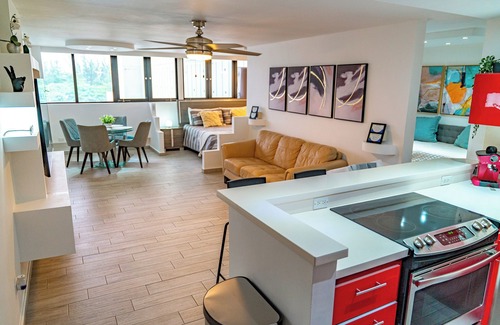 Isla Verde Condo | Steps to the beach, 5 mins to airport, cozy and modern, excellent location!