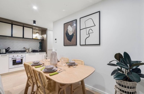 Abbotsford Apartment | Steps to the River, Minutes to the City
