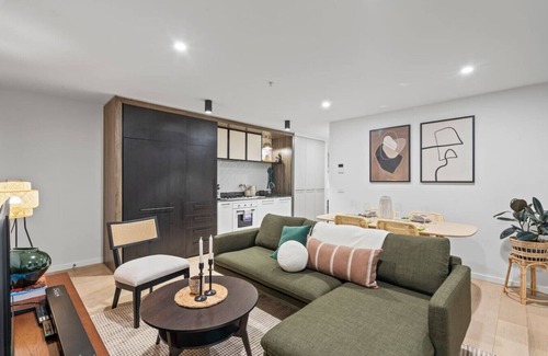 Abbotsford Apartment | Steps to the River, Minutes to the City