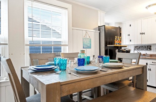 Ocean Park Apartment | Steps to the Beach! Dog & Fam. Friendly, Outdoor Shower & Lounge Area, Sleeps 6