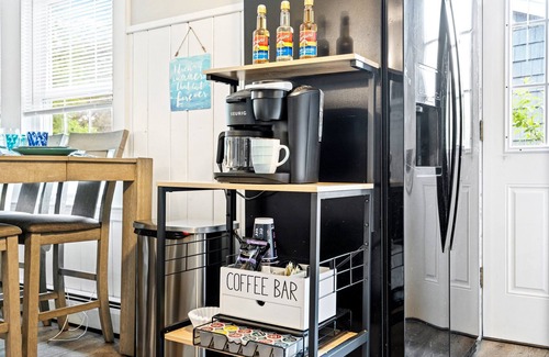 Ocean Park Apartment | Steps to the Beach! Dog & Fam. Friendly, Outdoor Shower & Lounge Area, Sleeps 6