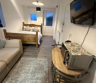 Stevenage House | Stevenage Studios - Master Suite