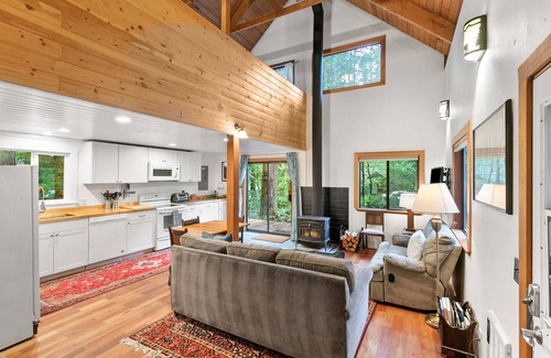 Skykomish Cabin | Stevens Pass Basecamp- perfect adventure base!