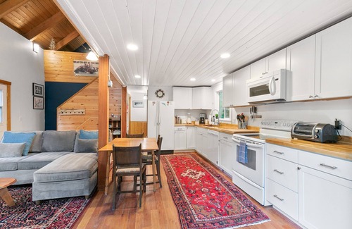 Skykomish Cabin | Stevens Pass Basecamp- perfect adventure base!