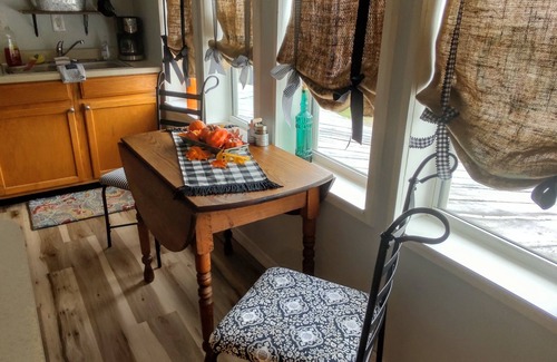 Yalaha Apartment | Stillhouse Hideaway on a Distillery and organic blueberry/blackberry farm