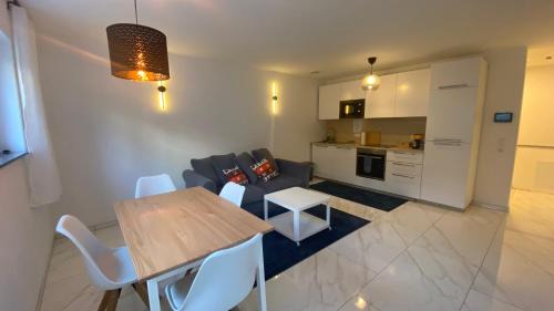 Ichenhausen Apartment | Stillvoll Neubau-Appart nahe Legoland und Fachklinik