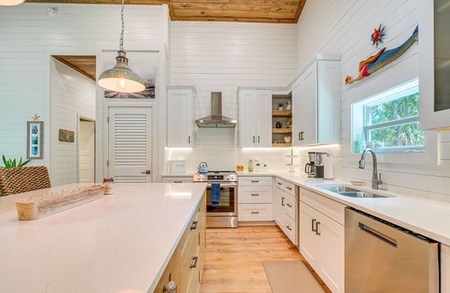 Yankeetown Cottage | Stilt-Style Cottage < 1 Mi to Downtown Yankeetown!