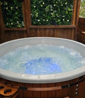 Ustrzyki Dolne Apartment | Stodoła Orłów - Domek z Jacuzzi na wyłączność