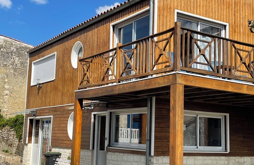 Dompierre-sur-Charente Apartment | Stone and wood, the calm of a small village.