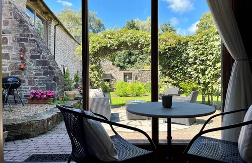 Saint Briavels Apartment | Stone-built, modernised, well-equipped courtyard studio in village location