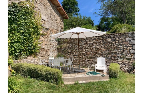 Saint-Victor-Montvianeix House | Stone house with quiet garden ideal for families and hikers